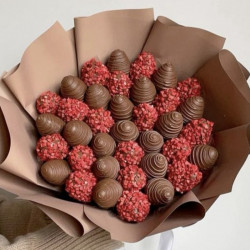Большой букет из клубники в шоколаде